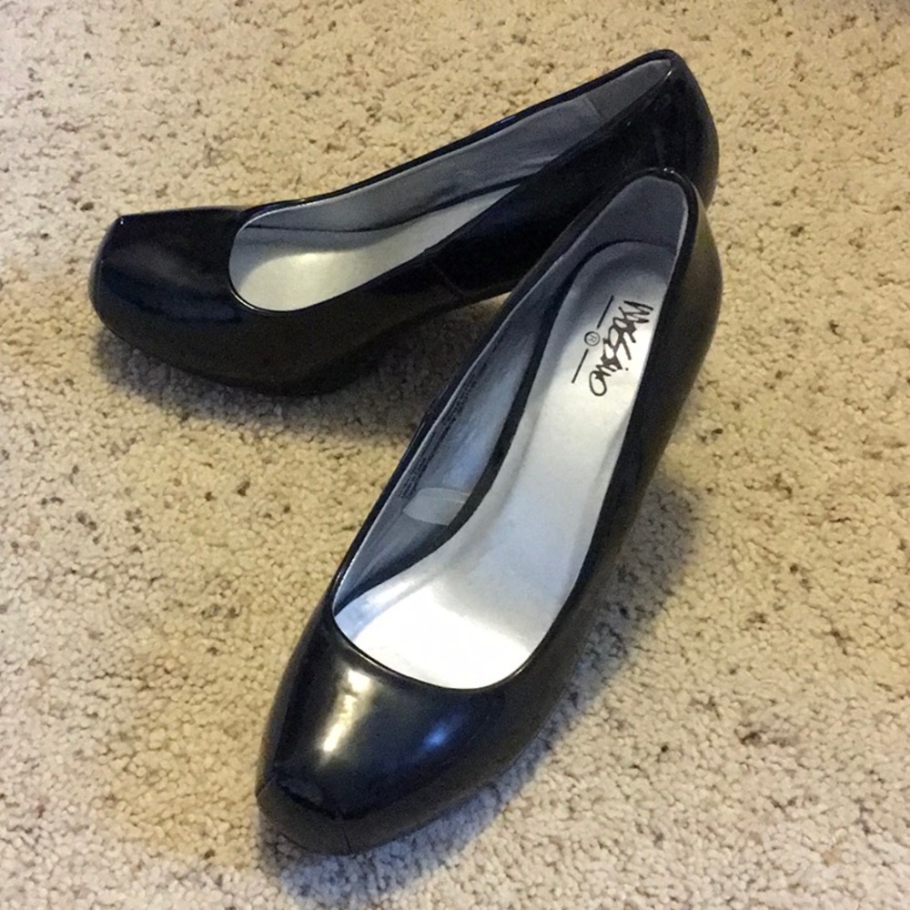 Black patent shoes